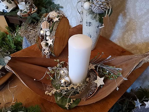 Adventliche Kerzendekoration auf Holz