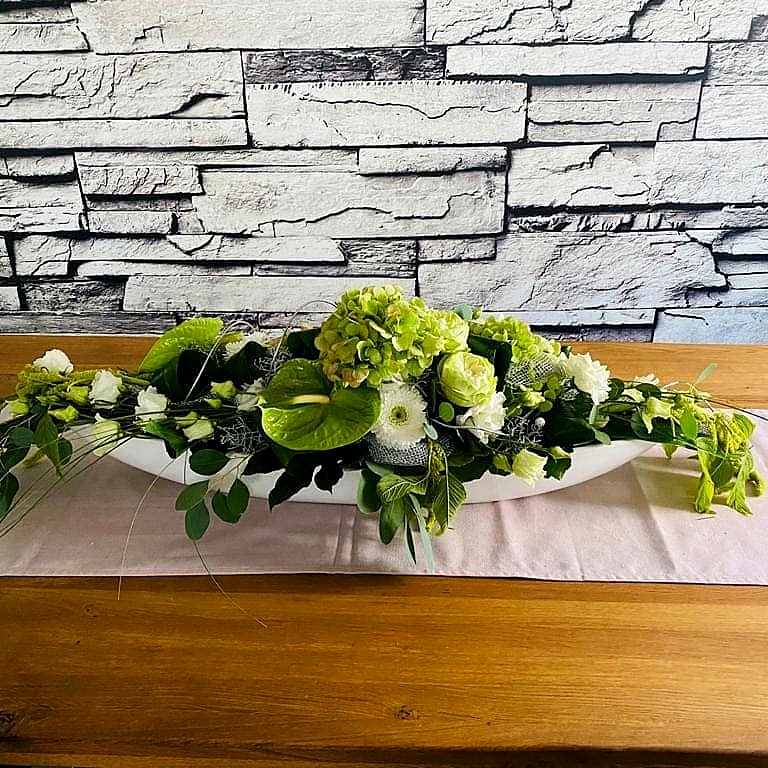 Feines Blumengesteck in Grün und Weiß als Detailinspiration für Anstecker
