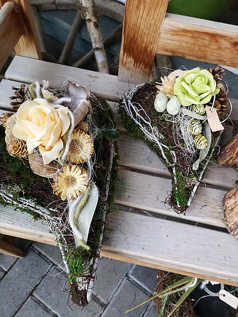Trauerherzen aus Moos und Rosen