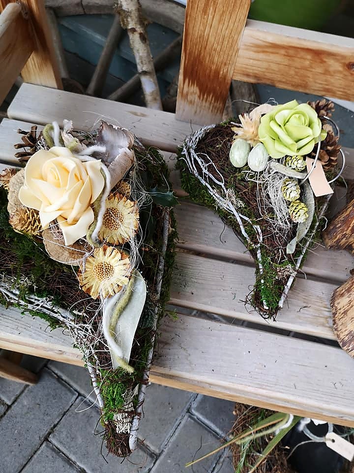 Zwei Trauerherzen aus Moos mit Rose und Naturmaterialien
