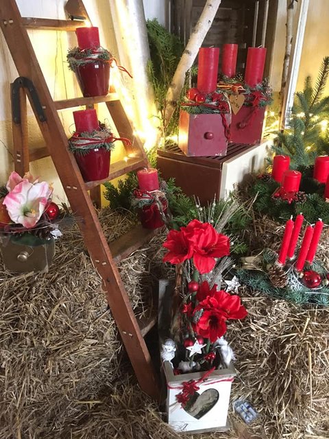 Adventsdekoration im rustikalen Scheunenambiente