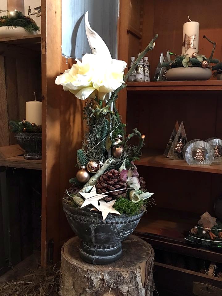 Wintergesteck mit weißer Amaryllis und Tannenzweigen